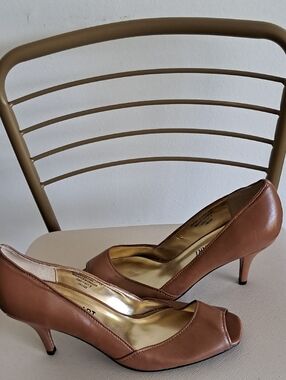 Colin Stuart Tan Brown Peep-Toe Mid Heel Pumps